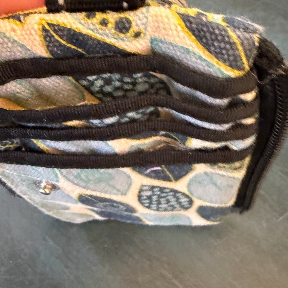 Kavu Big Spender zippy  trim-fold wallet with leaf pattern. Snap closure - Picture 4 of 16